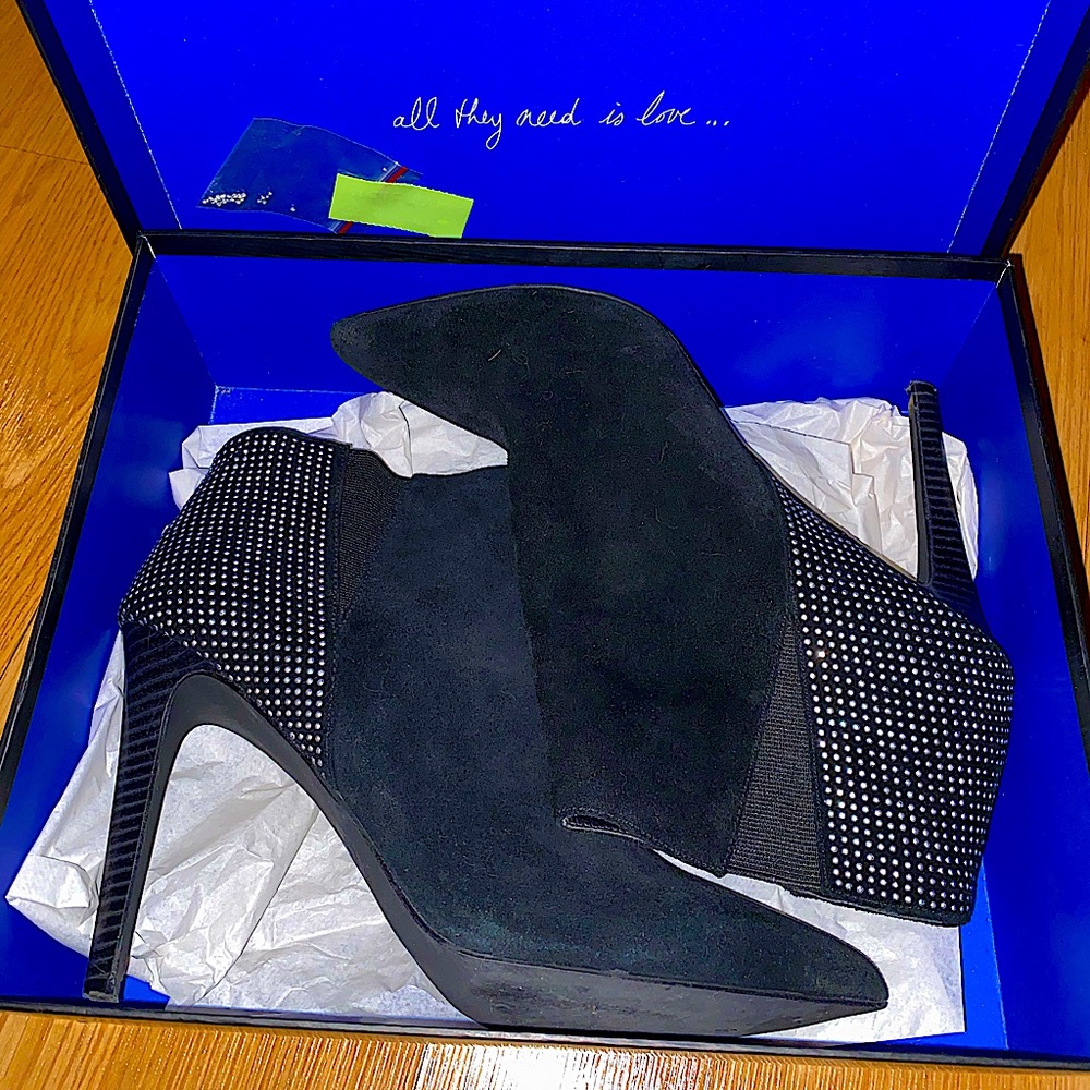 Pointed toe suede Joe’s bootie with rhinestone back embellishment. Size 10!
